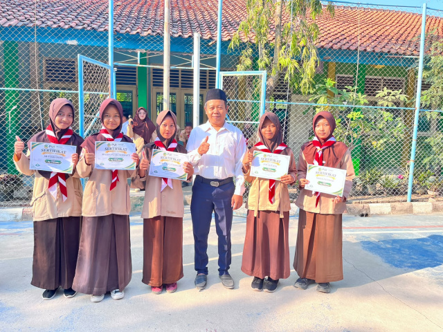 DPP PUI Resmi Salurkan Bantuan Pendidikan Prestasi di Madrasah PUI Tenajar Lor